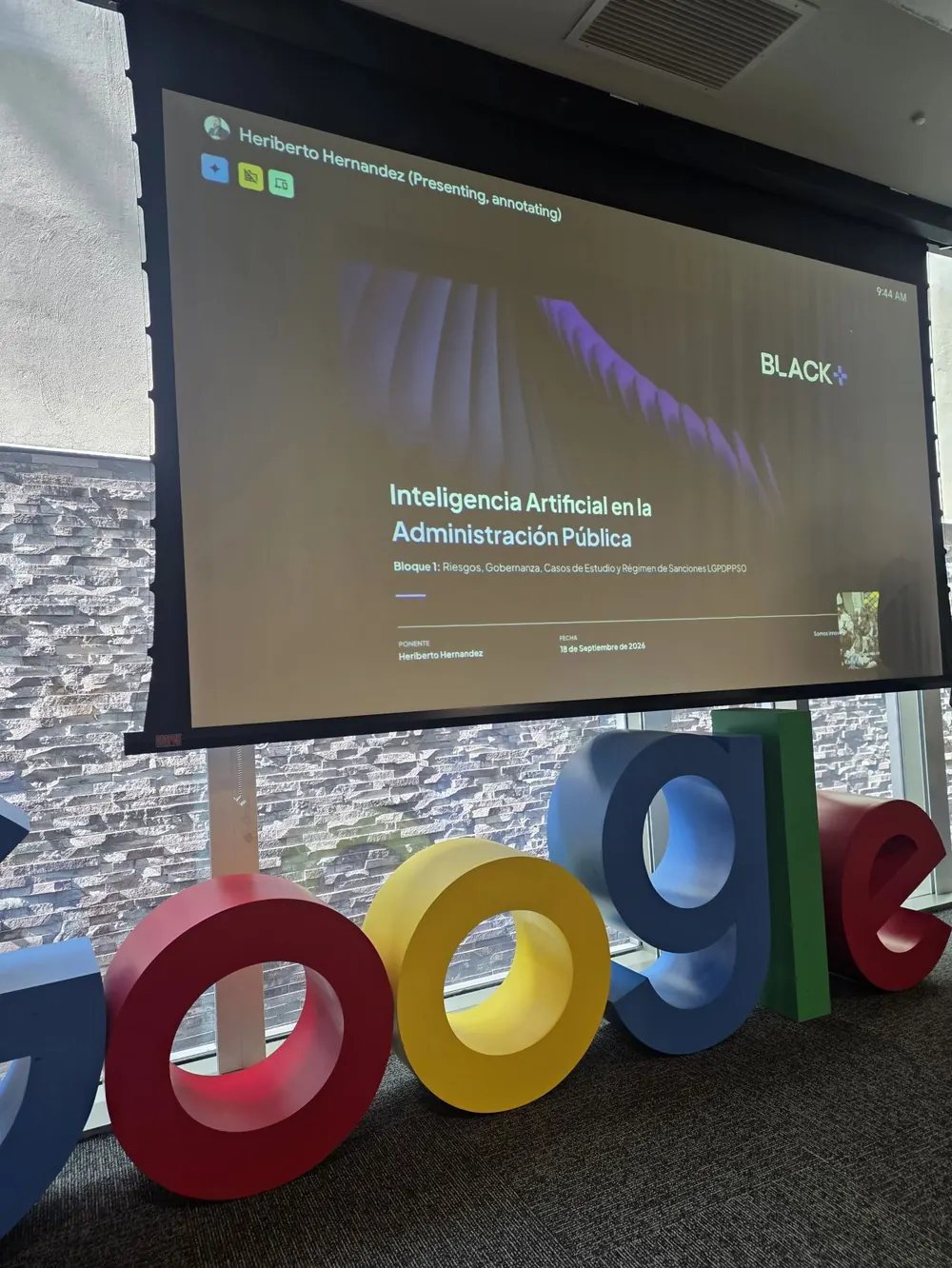 Charla de Black+ sobre inteligencia artificial en la administración pública, en oficinas de Google