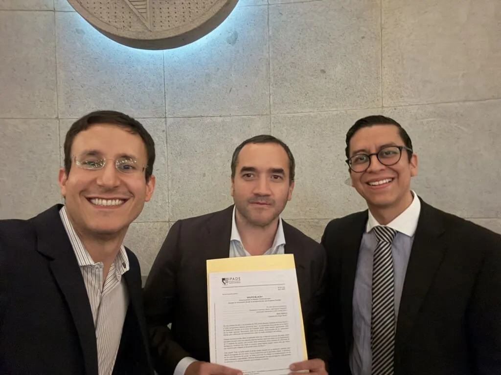 René Quintero con compañeros del IPADE