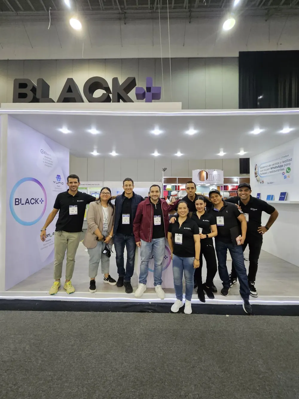 Equipo de Black+ en su stand durante un evento