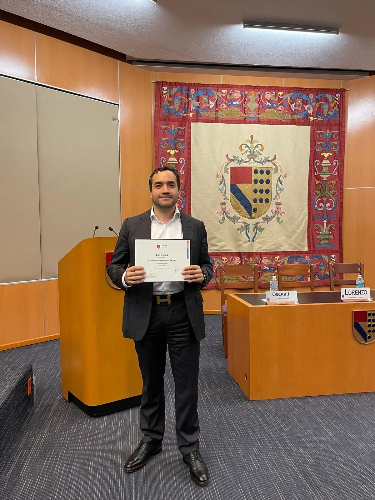 René Quintero recibe el diploma del programa INNOVAD del IPADE