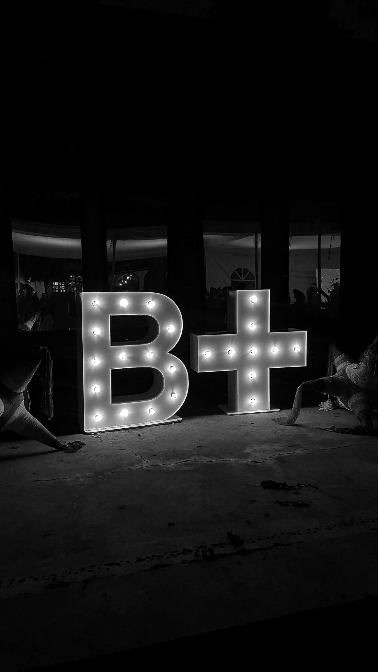 Letras luminosas B+ en un evento de Black+